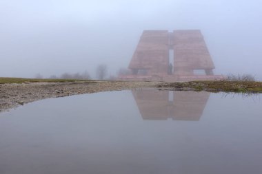 GURGULYAT, BULGARIA - 15 Aralık 2020: Pantheon Mother Bulgaria, 1885 Sırp-Bulgar Savaşı 'nda hayatını kaybeden askerlere adanmıştır, Gurgulyat köyü, Bulgaristan