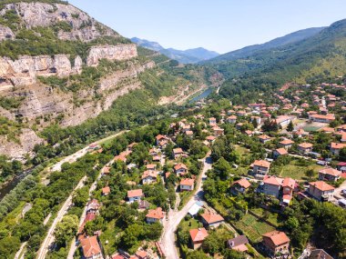 Bulgaristan 'ın Balkan Dağları' ndaki Iskar Nehri Boğazı 'ndaki Lakatnik köyünün hava manzarası