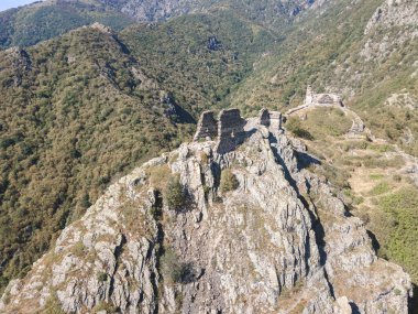 Bulgaristan 'ın Filibe Bölgesi' nin Sopot kenti yakınlarındaki Anevsko lahana kalesinin hava manzarası