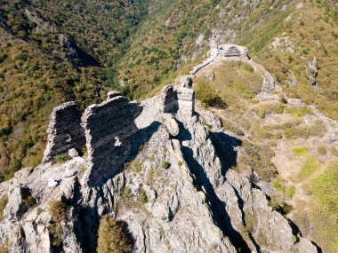 Bulgaristan 'ın Filibe Bölgesi' nin Sopot kenti yakınlarındaki Anevsko lahana kalesinin hava manzarası