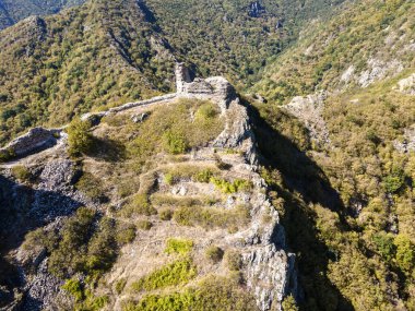 Bulgaristan 'ın Filibe Bölgesi' nin Sopot kenti yakınlarındaki Anevsko lahana kalesinin hava manzarası