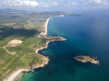 Bulgaristan 'ın Burgaz Bölgesi' nin Dyuni tatil beldesi yakınlarındaki Arkutino bölgesinin hava manzarası 