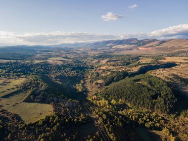 Nishava nehir geçidi, Balkan Dağları, Bulgaristan 'ın Sonbahar havası manzarası