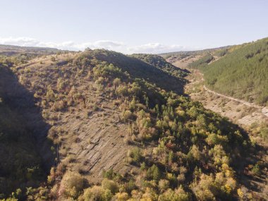 Nishava nehir geçidi, Balkan Dağları, Bulgaristan 'ın Sonbahar havası manzarası