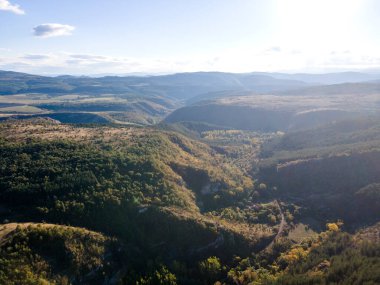 Nishava nehir geçidi, Balkan Dağları, Bulgaristan 'ın Sonbahar havası manzarası
