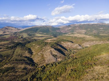 Nishava nehir geçidi, Balkan Dağları, Bulgaristan 'ın Sonbahar havası manzarası