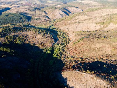 Nishava nehir geçidi, Balkan Dağları, Bulgaristan 'ın Sonbahar havası manzarası