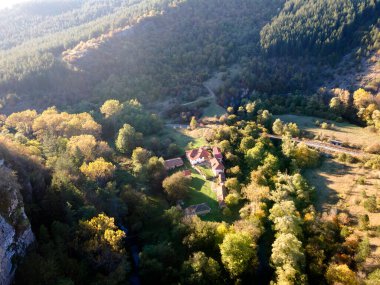 Nishava nehir geçidi, Balkan Dağları, Bulgaristan 'ın Sonbahar havası manzarası