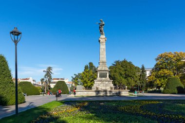 RUSE, BULGARIA -NOVEMBER 2, 2020: Bulgaristan 'ın Ruse kentinin merkezinde Özgürlük Anıtı