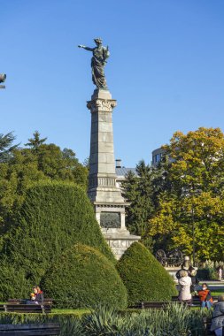 RUSE, BULGARIA -NOVEMBER 2, 2020: Bulgaristan 'ın Ruse kentinin merkezinde Özgürlük Anıtı