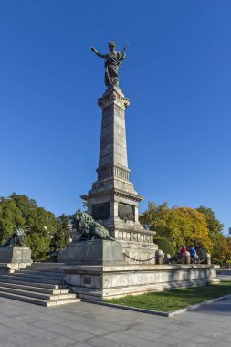 RUSE, BULGARIA -NOVEMBER 2, 2020: Bulgaristan 'ın Ruse kentinin merkezinde Özgürlük Anıtı