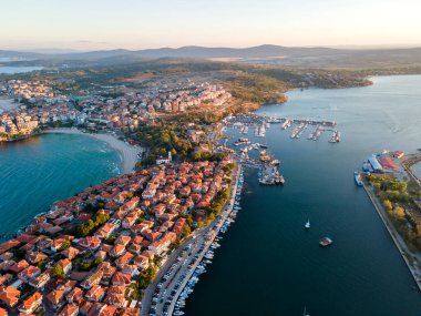 Bulgaristan 'ın Burgaz Bölgesi Sozopol kentinin şaşırtıcı hava gün batımı manzarası
