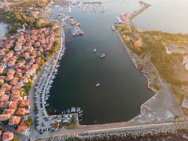 Bulgaristan 'ın Burgaz Bölgesi Sozopol kentinin şaşırtıcı hava gün batımı manzarası