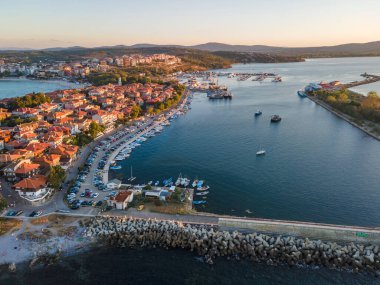Bulgaristan 'ın Burgaz Bölgesi Sozopol kentinin şaşırtıcı hava gün batımı manzarası