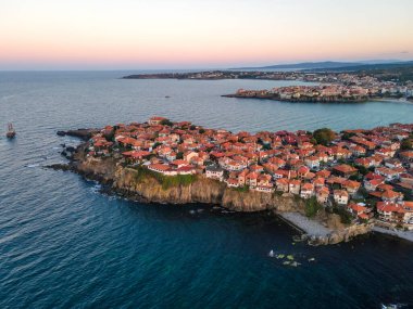 Bulgaristan 'ın Burgaz Bölgesi Sozopol kentinin şaşırtıcı hava gün batımı manzarası