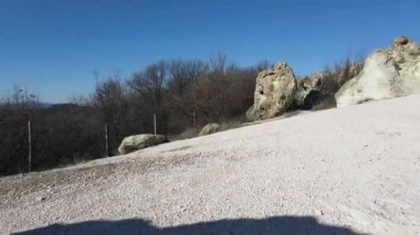Bulgaristan 'ın Kardzhali bölgesindeki Beli plast köyü yakınlarındaki Taş Mantarları Kaya oluşumunun hava görüntüsü