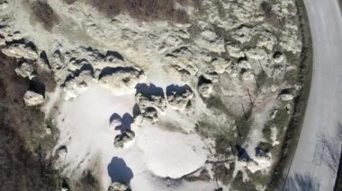Bulgaristan 'ın Kardzhali bölgesindeki Beli plast köyü yakınlarındaki Taş Mantarları Kaya oluşumunun hava görüntüsü