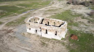 Bulgaristan 'ın Sliven Bölgesi' ndeki Zhrebchevo Barajı 'nın dibindeki Antik Ortaçağ Ortodoks Kilisesi' nin havadan görünüşü