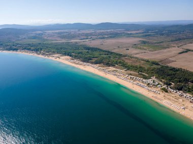 Bulgaristan 'ın Burgaz Bölgesi' nin Sozopol kasabası yakınlarındaki Gradina (Bahçe) plajının havadan manzarası