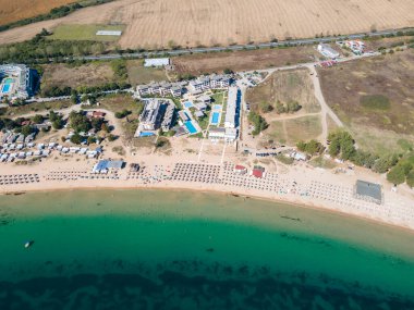 Bulgaristan 'ın Burgaz Bölgesi' nin Sozopol kasabası yakınlarındaki Gradina (Bahçe) plajının havadan manzarası