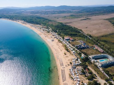 Bulgaristan 'ın Burgaz Bölgesi' nin Sozopol kasabası yakınlarındaki Gradina (Bahçe) plajının havadan manzarası