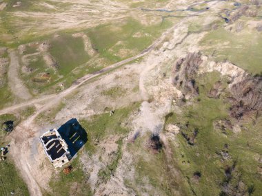 Bulgaristan 'ın Sliven Bölgesi' ndeki Zhrebchevo Barajı 'nın dibindeki Antik Ortaçağ Ortodoks Kilisesi' nin havadan görünüşü