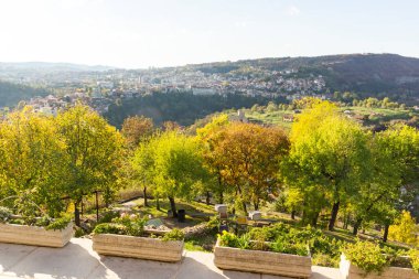 Bulgaristan 'ın İkinci Bulgar İmparatorluğu' nun başkenti Çarevetler, Veliko Tarnovo ve Bulgaristan 'ın başkentinin günbatımı manzarası