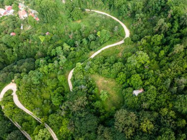 Bulgaristan 'ın Filibe Bölgesi' nde ondokuzuncu yüzyıldan kalma evleri olan Yavrovo köyünün havadan görünüşü