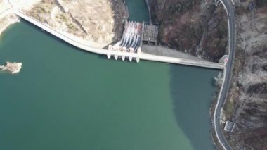 Vacha Barajı 'nın (Antonivanovtsi) havadan manzarası, Rodop Dağları, Filibe Bölgesi, Bulgaristan