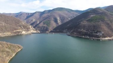 Vacha Barajı 'nın (Antonivanovtsi) havadan manzarası, Rodop Dağları, Filibe Bölgesi, Bulgaristan