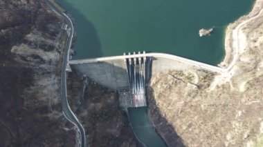 Vacha Barajı 'nın (Antonivanovtsi) havadan manzarası, Rodop Dağları, Filibe Bölgesi, Bulgaristan