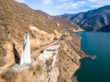 Bulgaristan 'ın Vacha Barajı kıyısındaki Rodop partizan birliğinin hava görüntüsü Anton Ivanov