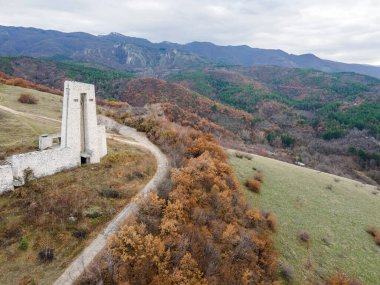 Bulgaristan 'ın Peruştitsa kenti yakınlarındaki Üç Neslin Hava Görüntüsü
