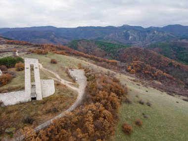Bulgaristan 'ın Peruştitsa kenti yakınlarındaki Üç Neslin Hava Görüntüsü