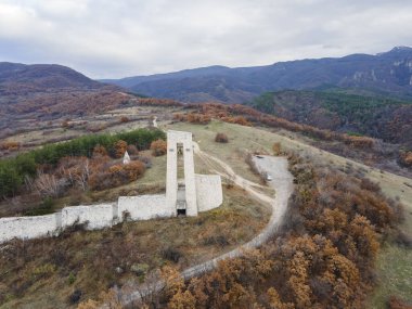 Bulgaristan 'ın Peruştitsa kenti yakınlarındaki Üç Neslin Hava Görüntüsü