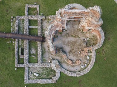 Kızıl Kilise 'nin hava manzarası - Bulgaristan' ın Filibe Bölgesi 'nin Perushtitsa kenti yakınlarındaki erken Bizans Hıristiyan bazilikasının kalıntıları