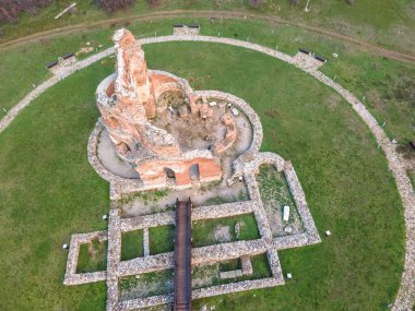 Kızıl Kilise 'nin hava manzarası - Bulgaristan' ın Filibe Bölgesi 'nin Perushtitsa kenti yakınlarındaki erken Bizans Hıristiyan bazilikasının kalıntıları