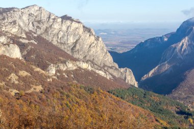 Balkan Dağları ve Vratsata Geçidi 'nin Muhteşem Sonbahar Manzarası, Bulgaristan
