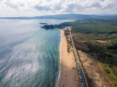 Bulgaristan 'ın Burgaz Bölgesi' nin Dyuni tatil beldesi yakınlarındaki The Driver Beach 'in hava manzarası