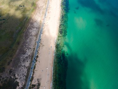 Bulgaristan 'ın Burgaz Bölgesi' nin Dyuni tatil beldesi yakınlarındaki The Driver Beach 'in hava manzarası