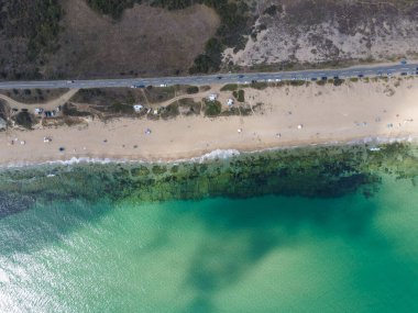 Bulgaristan 'ın Burgaz Bölgesi' nin Dyuni tatil beldesi yakınlarındaki The Driver Beach 'in hava manzarası