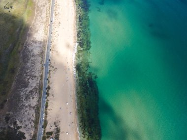 Bulgaristan 'ın Burgaz Bölgesi' nin Dyuni tatil beldesi yakınlarındaki The Driver Beach 'in hava manzarası