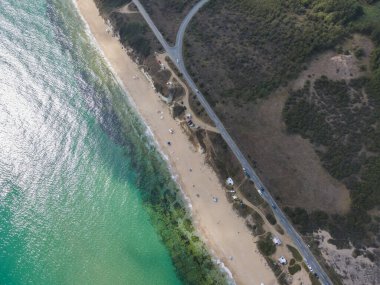 Bulgaristan 'ın Burgaz Bölgesi' nin Dyuni tatil beldesi yakınlarındaki The Driver Beach 'in hava manzarası
