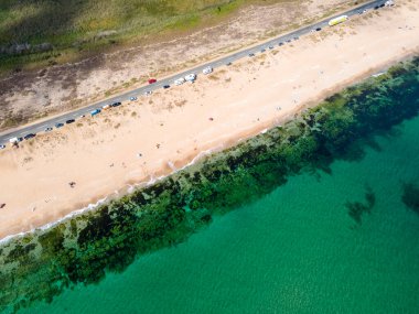 Bulgaristan 'ın Burgaz Bölgesi' nin Dyuni tatil beldesi yakınlarındaki The Driver Beach 'in hava manzarası