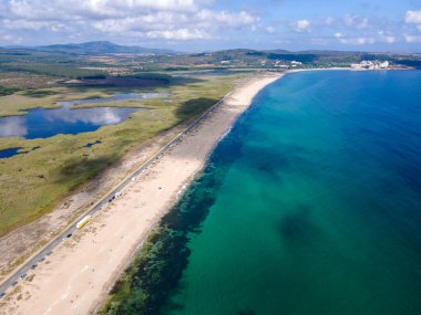 Bulgaristan 'ın Burgaz Bölgesi' nin Dyuni tatil beldesi yakınlarındaki The Driver Beach 'in hava manzarası