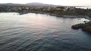 Bulgaristan 'ın Burgaz Bölgesi Ahtopol kentinin inanılmaz hava gün batımı manzarası 