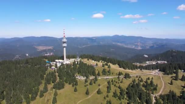 Vista Aerea Delle Montagne Rodopi Snezhanka Torre Vicino Alla Località — Video Stock