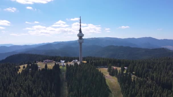 Vista Aerea Delle Montagne Rodopi Snezhanka Torre Vicino Alla Località — Video Stock