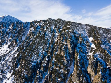 Bulgaristan 'ın Rila Dağı' ndaki Malyovitsa zirvesi yakınlarındaki Rocky tepelerinin kış manzarası