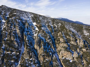 Bulgaristan 'ın Rila Dağı' ndaki Malyovitsa zirvesi yakınlarındaki Rocky tepelerinin kış manzarası